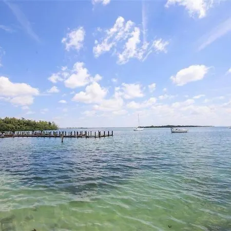 Classic Cottage W/Boat Parking! Steps To Sand!